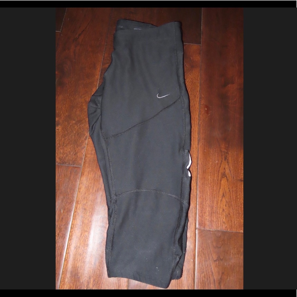 Black NIKE cropped leggings—MEDIUM